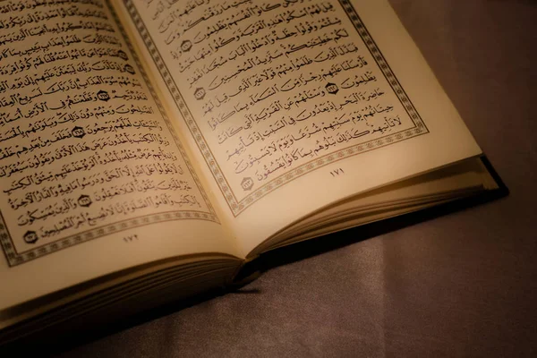 Ανοιχτή Σελίδα Του Ιερού Βιβλίου Quran Ξύλινο Χαλάκι Προσευχής — Φωτογραφία Αρχείου