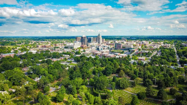 Widok Lotu Ptaka Greensboro Miasto Pod Błękitnym Zachmurzonym Niebem Słoneczny — Zdjęcie stockowe