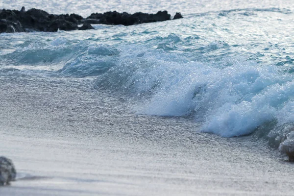 Una Splendida Vista Mare Con Onde Una Giornata Sole — Foto Stock