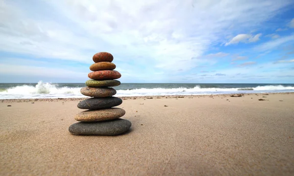 岩のバランスの概念と平和を表すビーチにいくつかの積み重ねられた小石 — ストック写真