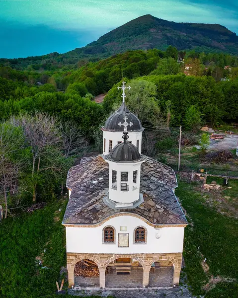 Una Vista Aérea Monasterio Con Una Cruz Rodeada Exuberante Vegetación — Foto de Stock