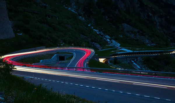 夜の高速道路の車の光の道 — ストック写真