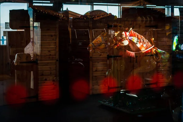 Tiro Cavalos Carrossel Atrás Vidro Com Reflexão Mumbles Pier Amusement — Fotografia de Stock