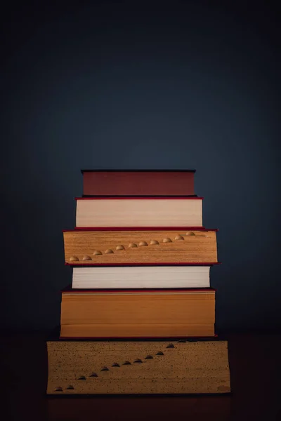 Een Stapel Van Vijf Boeken Tegen Donkerblauw Kopieerruimte — Stockfoto
