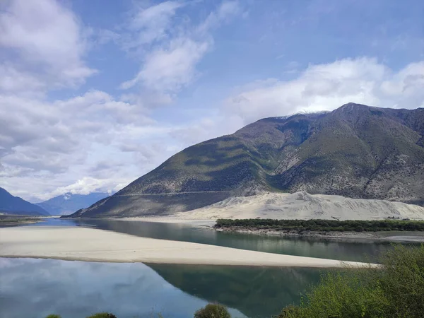 Güzel Dağlar Tepelerle Yansıyan Bir Göl Manzarası — Stok fotoğraf
