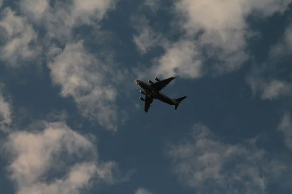Військовий Літак Небі Недалеко Від Посадки Аеропорту — стокове фото