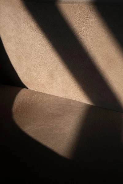 アームチェアの影の抽象的な生地の詳細 背景として垂直ベージュ生地や繊維の詳細 — ストック写真