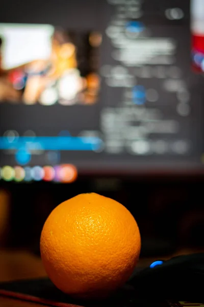 컴퓨터 화면의 배경에 오렌지의 선택적 — 스톡 사진