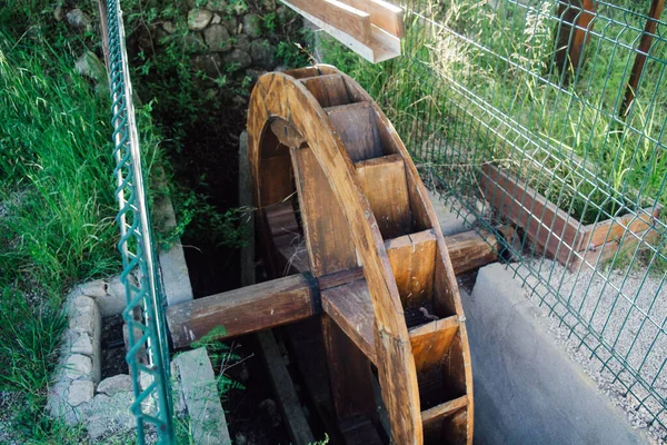 庭の古い木製の水車の高角度ショット — ストック写真