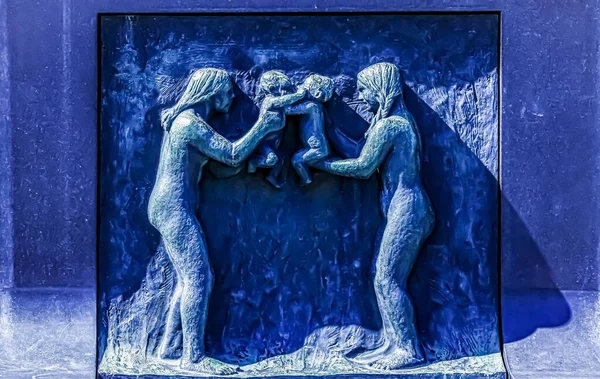 Una Escultura Dos Mujeres Poniendo Dos Bebés Uno Contra Otro — Foto de Stock