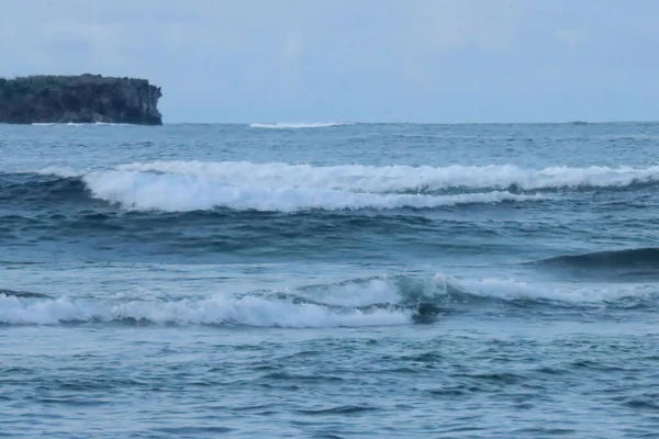 Прекрасний Вид Море Хвилями Під Блакитним Хмарним Небом — стокове фото