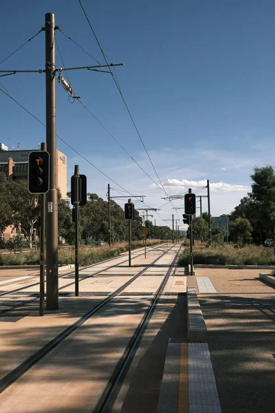 Mavi Gökyüzü Arka Planında Trafik Işıkları Olan Demiryollarının Dikey Çekimi — Stok fotoğraf