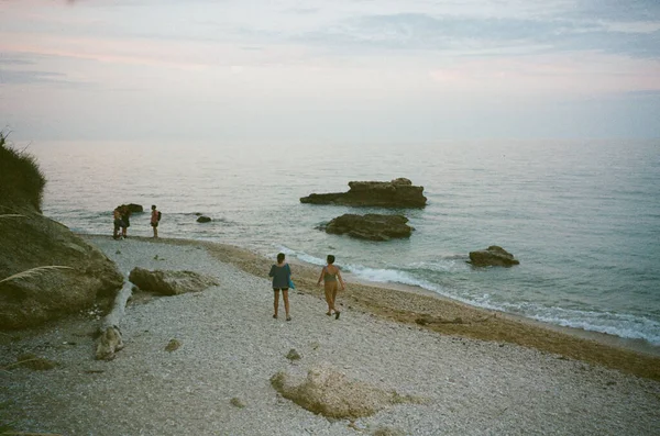 Die Menschen Felsigen Ufer Vor Dem Hintergrund Des Meeres — Stockfoto