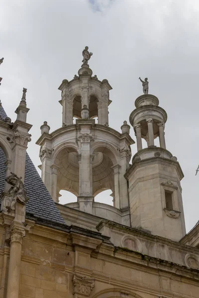 Een Verticale Opname Van Sculpturen Bovenop Het Hotel Escoville Caen — Stockfoto