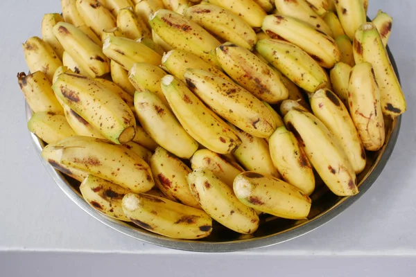 Primer Plano Del Montón Plátanos Maduros Bandeja Metal Plátanos Burro —  Fotos de Stock