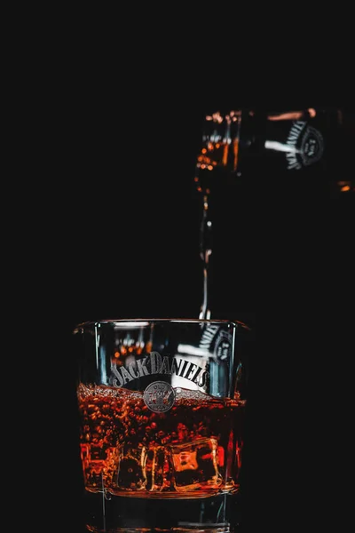 Вертикальний Знімок Віскі Джека Деніелса Виливають Склянку — стокове фото