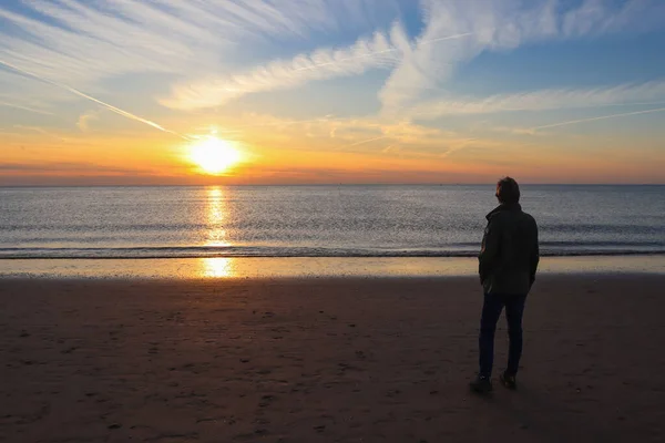 Silhouette Person Standing Sandy Beach Enjoying Sunset — Stock Photo, Image