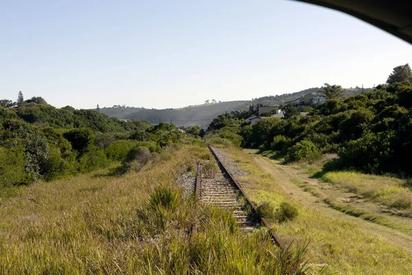 南アフリカのガーデンルート上のワイルダネス市の放棄された蒸気機関車の鉄道線路 — ストック写真