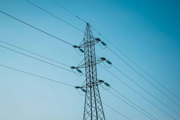 Mavi Gökyüzündeki Elektrik Hattı Kulesi — Stok fotoğraf
