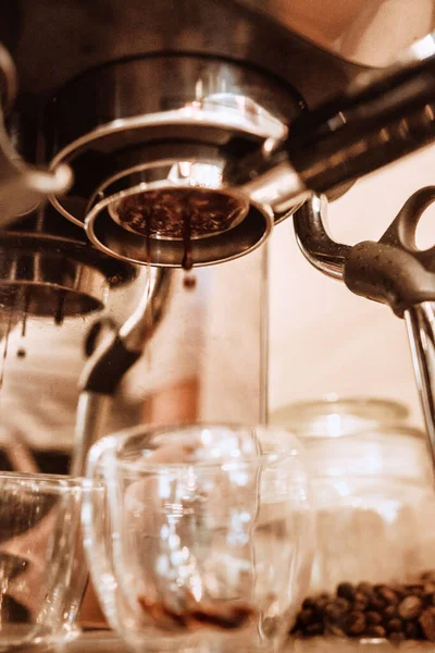 Kahve yapan bir baristanın dikey yakın çekimi.