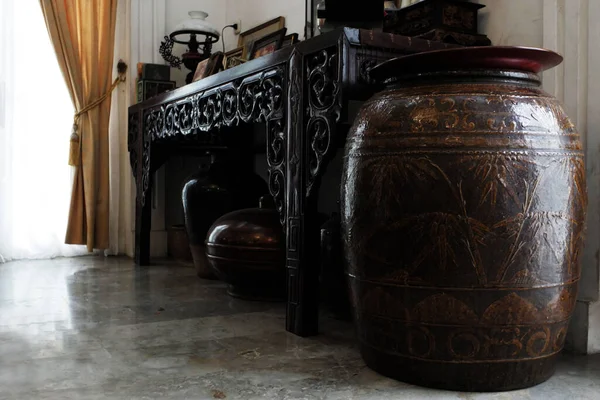 Antique Style Interior Wooden Table Carved Patterns Textured Pot Vases — Stock Photo, Image