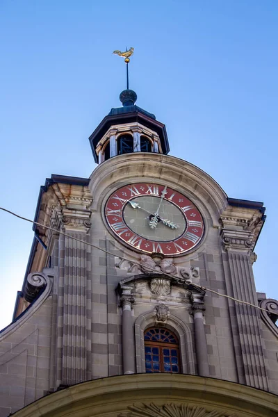 Uma Foto Vertical Uma Torre Relógio Centro Lausanne Suíça — Fotografia de Stock