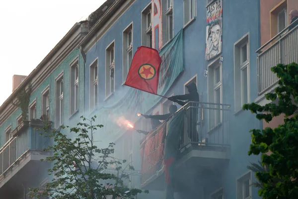 Manifestantes Con Banderas Las Manifestaciones Del Mayo Berlín — Foto de Stock