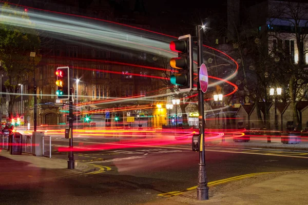 Una Larga Exposición Una Calle Con Semáforos — Foto de Stock