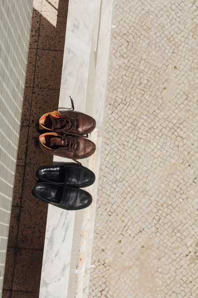 Une Vue Verticale Dessus Deux Paires Chaussures Cuir Séchant Soleil — Photo