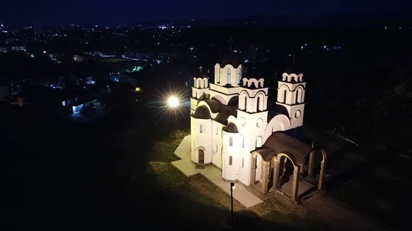 Μια Πανοραμική Θέα Μιας Αρχαίας Εκκλησίας Σκοτεινή Νύχτα — Φωτογραφία Αρχείου