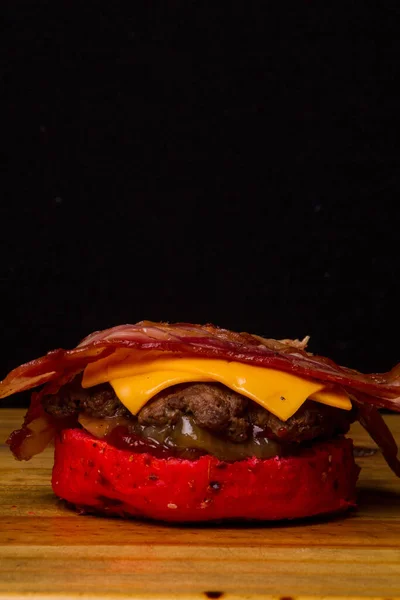 Ambachtelijke Hamburgers Met Vlees Kaas Gekleurd Normaal Brood — Stockfoto