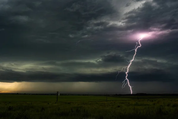 Beau Coup Foudre Dans Ciel Nocturne Sur Champ Herbeux Par — Photo