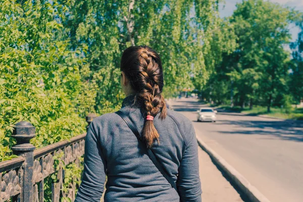 Eine Schöne Frau Aus Nächster Nähe Genießt Einen Schönen Sommertag — Stockfoto