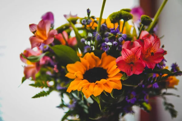 Primer Plano Del Hermoso Ramo Con Flores Colores Enfoque Seleccionado —  Fotos de Stock