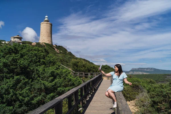 Uma Menina Caucasiana Tomando Selfie Sentado Cerca Madeira Caminho Estreito — Fotografia de Stock