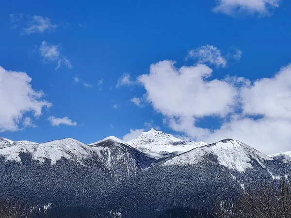 Una Vista Panoramica Delle Montagne Rocciose Con Cime Innevate Sullo — Foto Stock