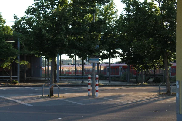 Train Roulant Dans Une Gare Allemande Pendant Coucher Soleil — Photo