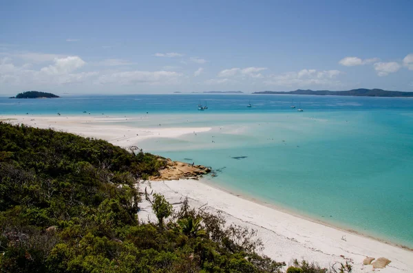 Uma Vista Panorâmica Uma Paisagem Azul Contra Uma Praia Coberta — Fotografia de Stock