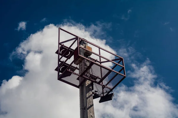 Una Toma Ángulo Bajo Mástil Reflector Contra Cielo Azul Nublado —  Fotos de Stock