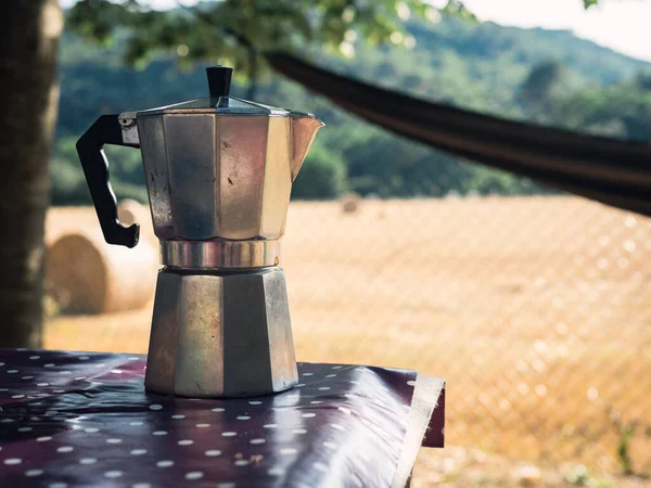 Närbild Gejser Kaffebryggare Ett Bord Mot Ett Jordbruksfält Med Höbalar — Stockfoto