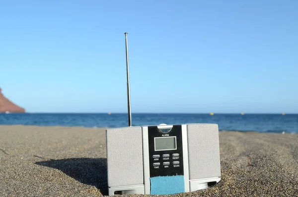Vinatge Στερεοφωνικό Ραδιόφωνο Στην Παραλία Της Άμμου — Φωτογραφία Αρχείου