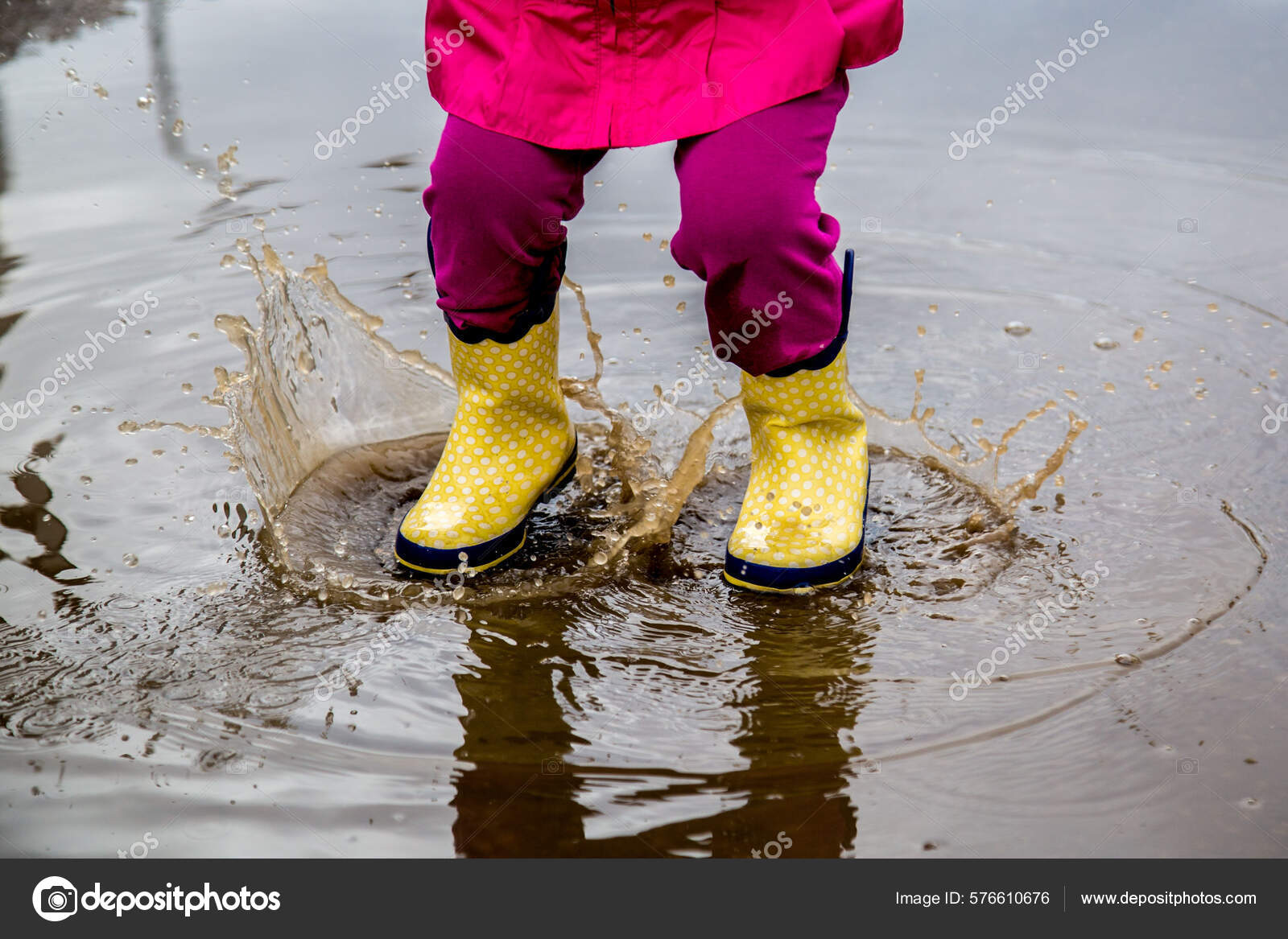 Pernas Criança Botas Borracha Amarela Uma Poça — Foto