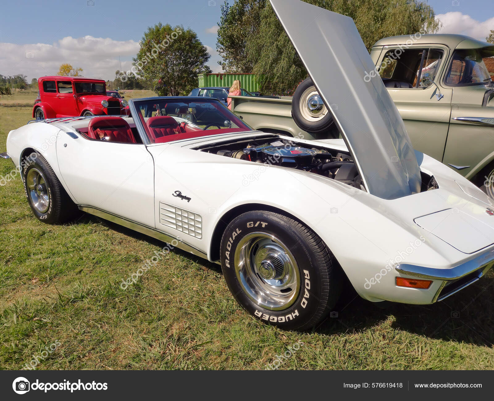 古い白いスポーツシボレーコルベットC3 Stingrayコンバーチブル