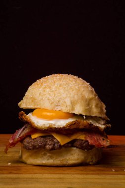 Etli, peynirli, renkli ve normal ekmekli zanaatkar hamburgerler.