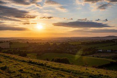 Gün batımında ağaçların üzerinde güzel bir manzara..