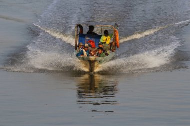 Lampung, Endonezya 'daki Mesuji Nehri' nde bir tekne hızlanıyor.