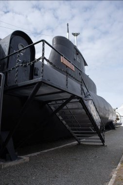 Horten 'deki Deniz Müzesi. KNM Blink gemisi, Utstein denizaltısı, farklı tip ve yaşlarda çeşitli toplar. Güneşli bahar günü.