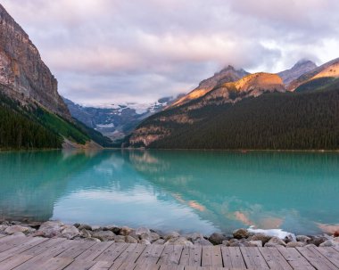 Kanada Banff Ulusal Parkı 'ndaki Louise Gölü' nün nefes kesici manzarası