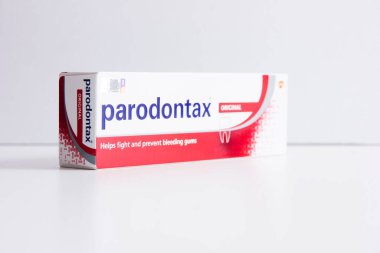Beyaz arkaplanda izole edilmiş bir parodontax diş macunu paketi