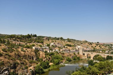 Nehir manzarası ve güneşli bir günde İspanya 'nın eski Toledo kasabası